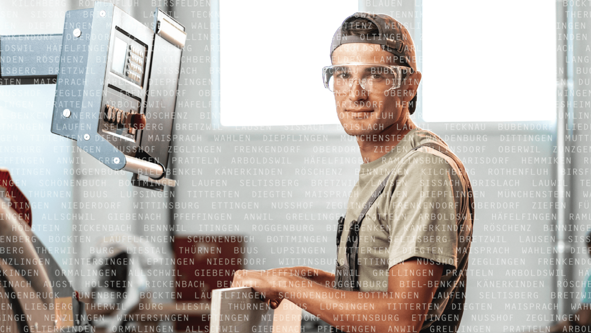 Eine Person, die eine Schutzbrille und eine Mütze trägt, sitzt an einer Maschine in einem hellen Raum; über das Bild ist ein Text mit verschiedenen Ortsnamen in einer halbtransparenten Schriftart eingeblendet.