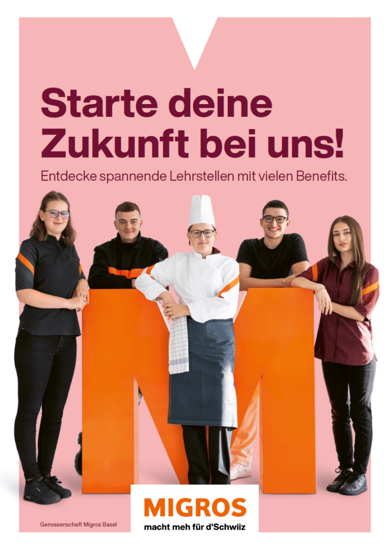 Fünf junge Menschen in Arbeitskleidung stehen um ein großes orangefarbenes M herum, in dessen Mitte ein Koch zu sehen ist. Der Text darüber wirbt für Ausbildungsplätze und Vorteile bei der Migros. Das Migros-Logo und der Slogan befinden sich unten auf dem Bild.
