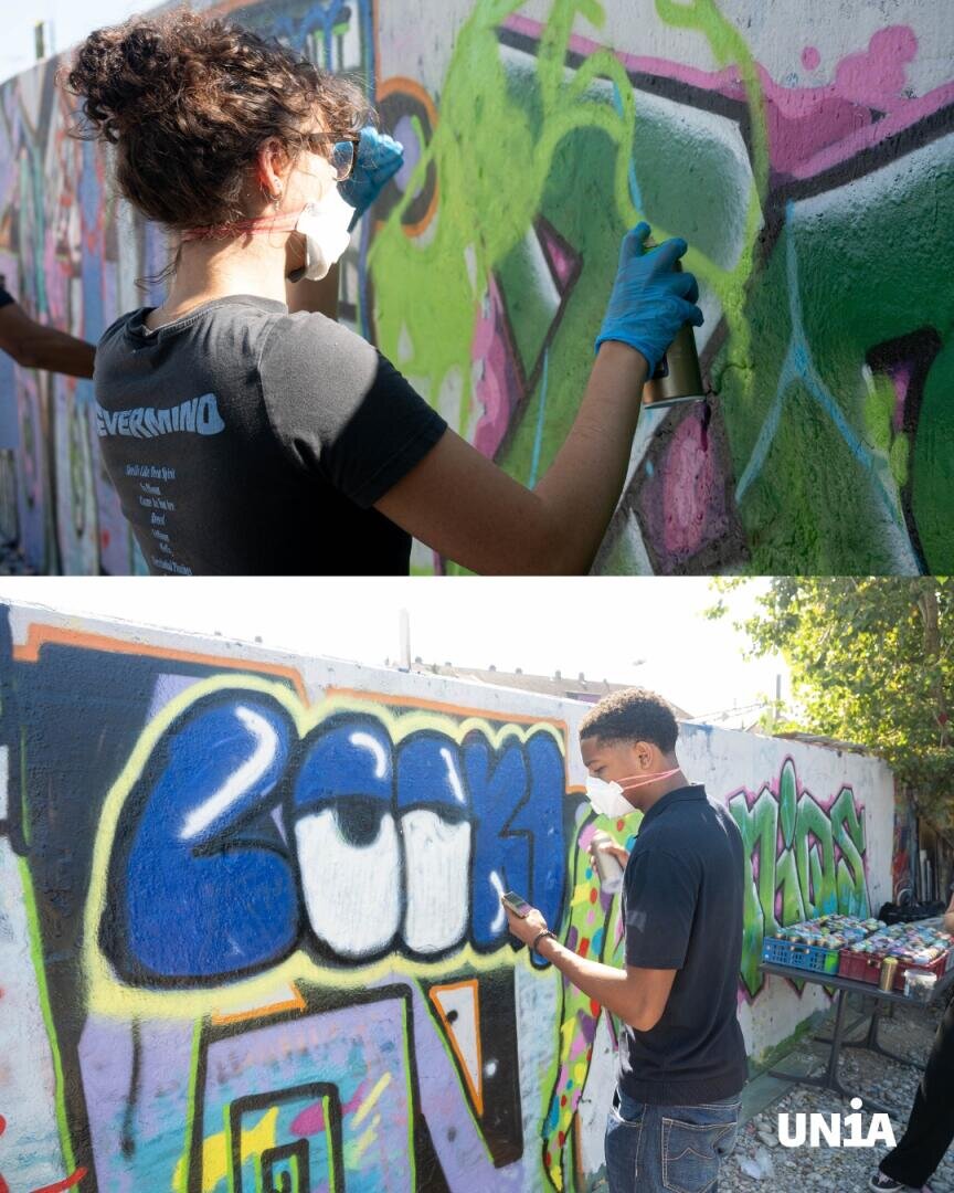 Zwei Personen, die jeweils Handschuhe und Masken tragen, sprühen im Sonnenlicht bunte Graffiti auf Außenwände. In der rechten unteren Ecke des zweiten Fotos ist das UNIA-Logo zu sehen.