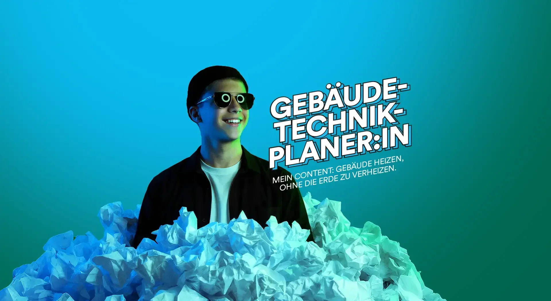 Eine lächelnde Person mit Sonnenbrille steht inmitten von zerknüllten Papieren. Der deutsche Text lautet: „Gebäudetechnikplaner:in. Mein Content: Gebäude heizen, ohne die Erde zu verheizen.“ Der Hintergrund besteht aus einem Farbverlauf von Blau nach Grün.