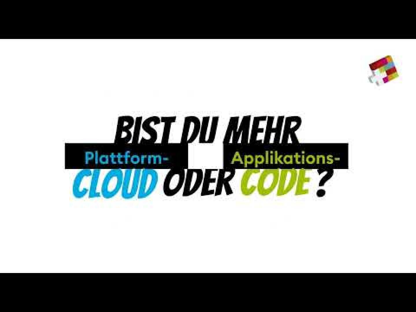 Der deutsche Text lautet: „Bist du eher Plattform-Cloud oder Anwendungscode?“ Die Wörter sind schwarz, blau und grün hervorgehoben. In der oberen rechten Ecke befindet sich ein kleines, buntes Würfel-Logo. Weißer Hintergrund.