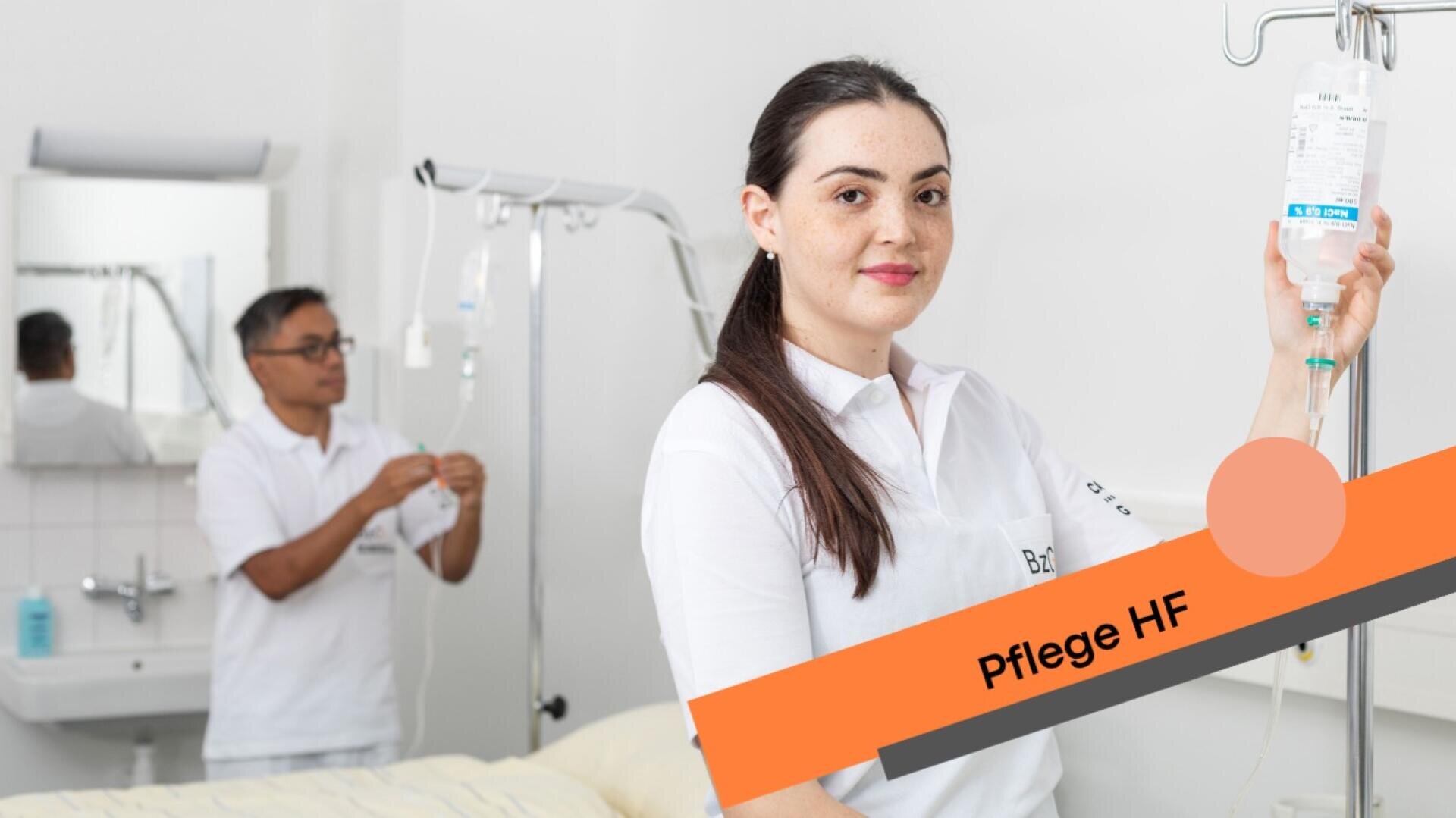 Eine Frau in einem weißen Kittel hält einen Tropf in einem Krankenhauszimmer, während ein Mann in einem ähnlichen Kittel im Hintergrund arbeitet. Ein orangefarbenes Banner mit der Aufschrift Pflege HF durchkreuzt das Bild.