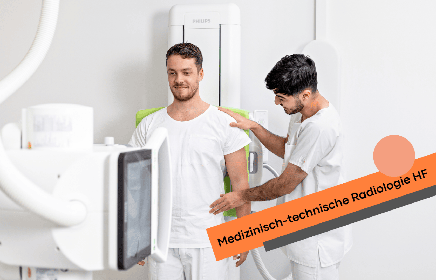 Eine medizinische Fachkraft positioniert einen Patienten vor einem medizinischen Bildgebungsgerät. Beide tragen weiße Uniformen. Der Text auf Deutsch lautet: "Medizinisch-technische Radiologie HF.".