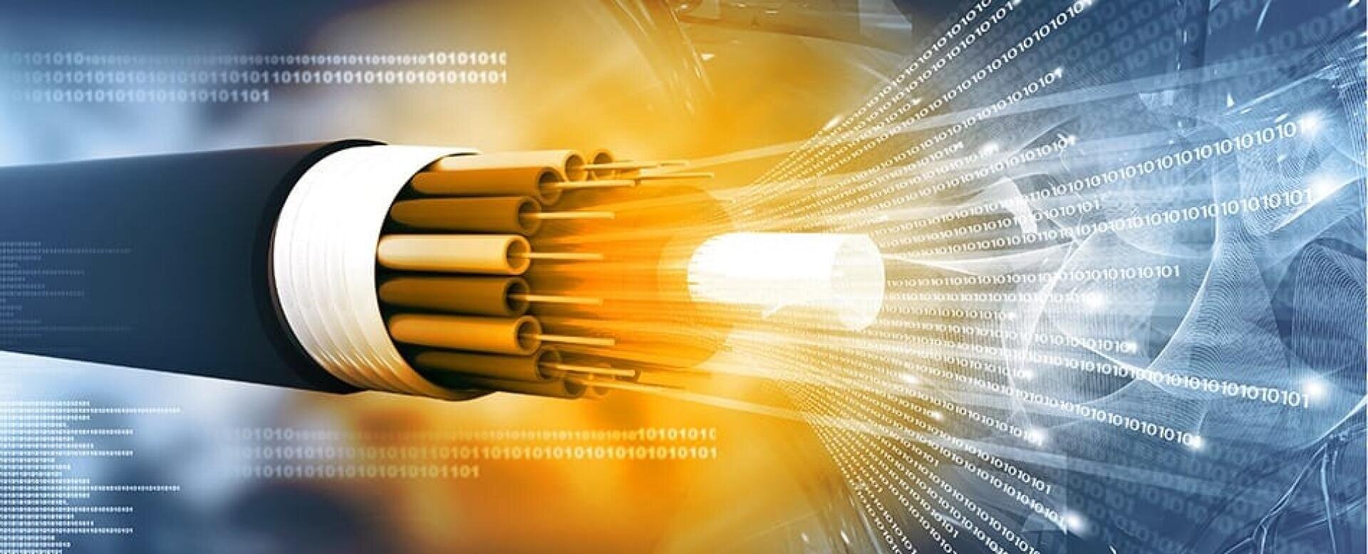 Eine Nahaufnahme von Glasfaserkabeln, die Lichtsignale übertragen, mit digitalem Binärcode und abstrakten technologischen Elementen im Hintergrund.