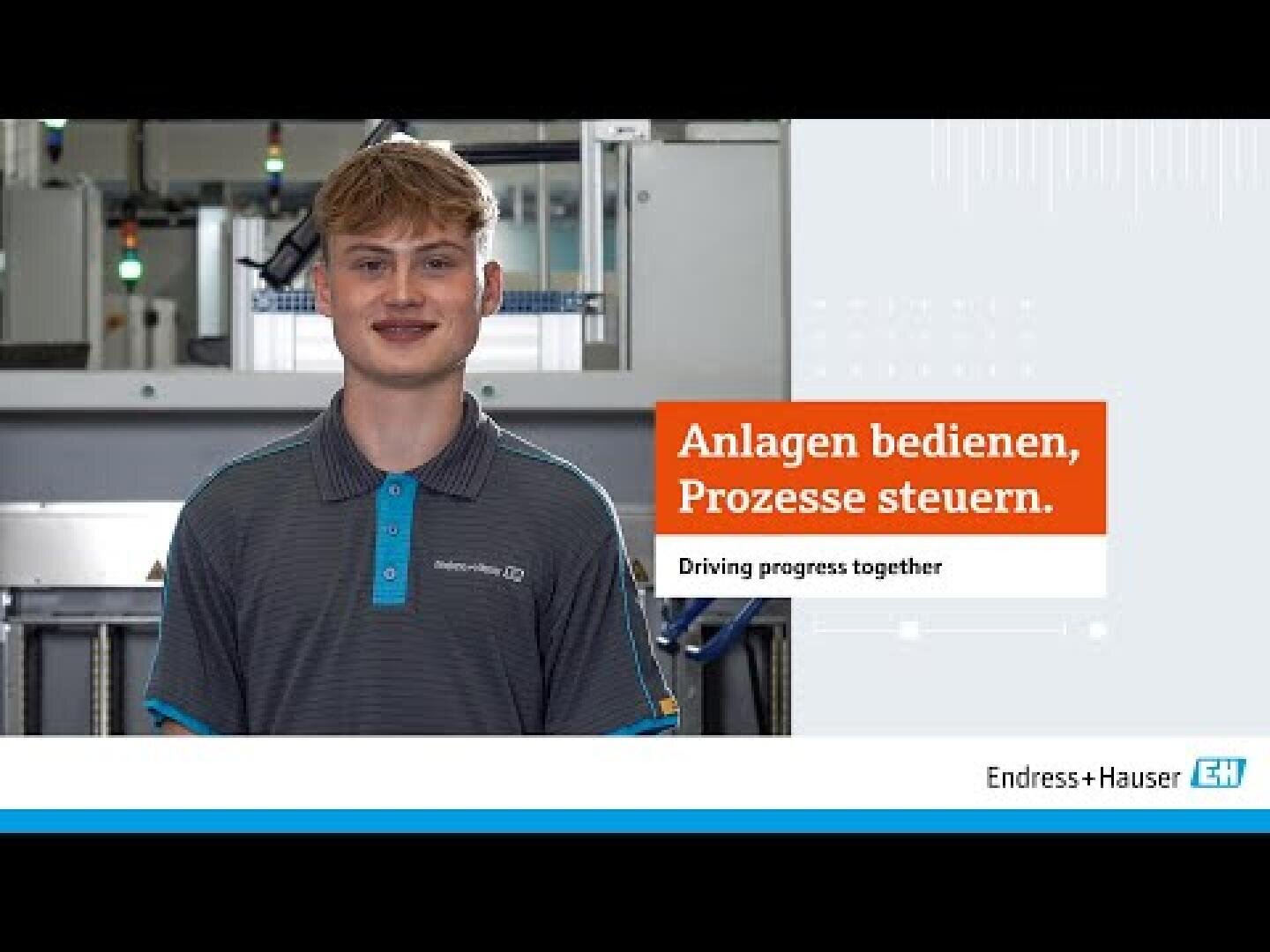 Ein junger Mann in einem grauen Endress+Hauser-Shirt steht in einem Innenraum. Der Text lautet: Anlagen bedienen, Prozesse steuern. Gemeinsam den Fortschritt vorantreiben. Unten rechts ist das Endress+Hauser-Logo zu sehen.