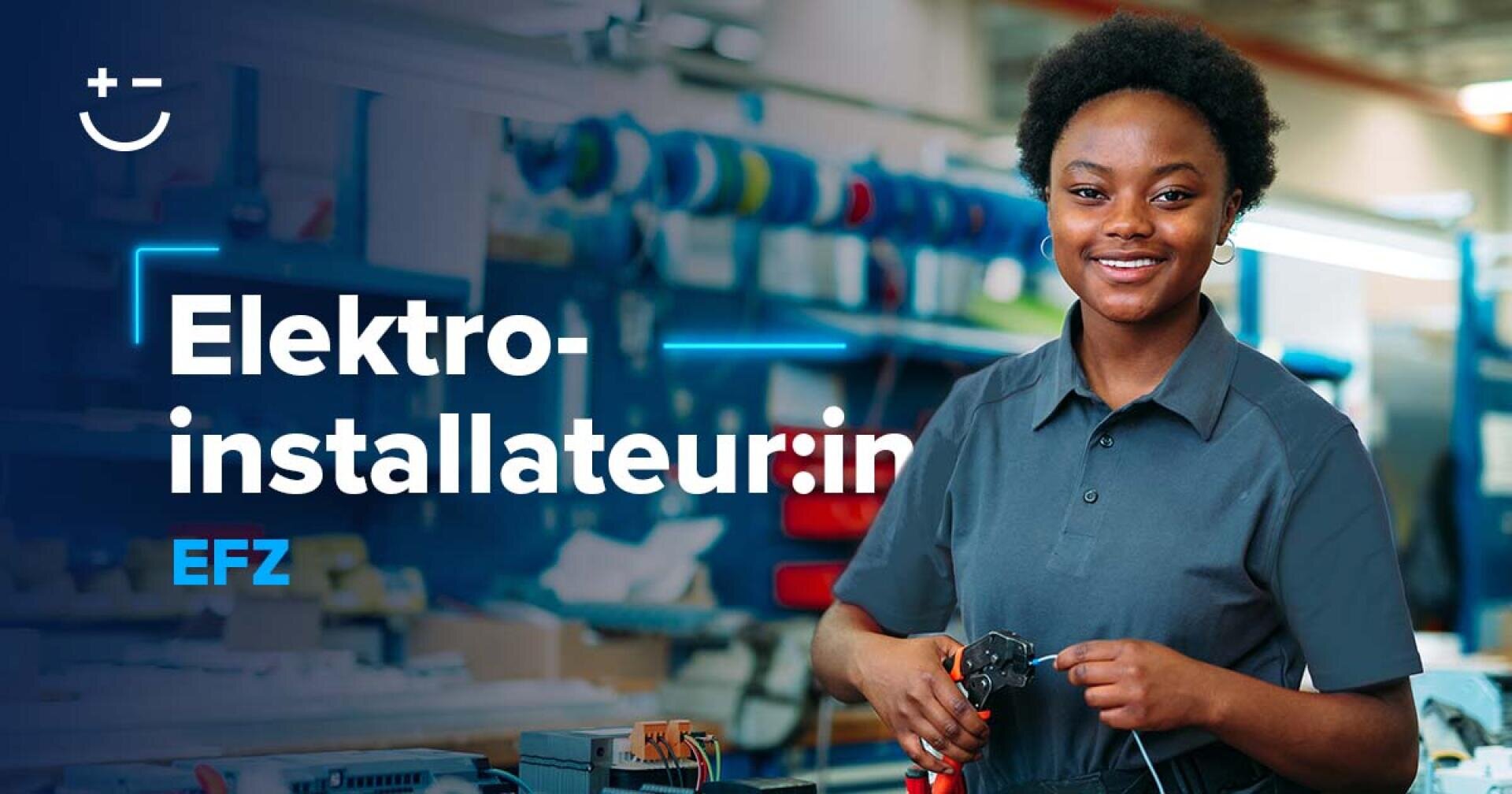 Eine Person in Arbeitskleidung lächelt, während sie in einer Elektronikwerkstatt ein Werkzeug benutzt. Auf dem Bild steht: „Elektroinstallateur:in EFZ“.