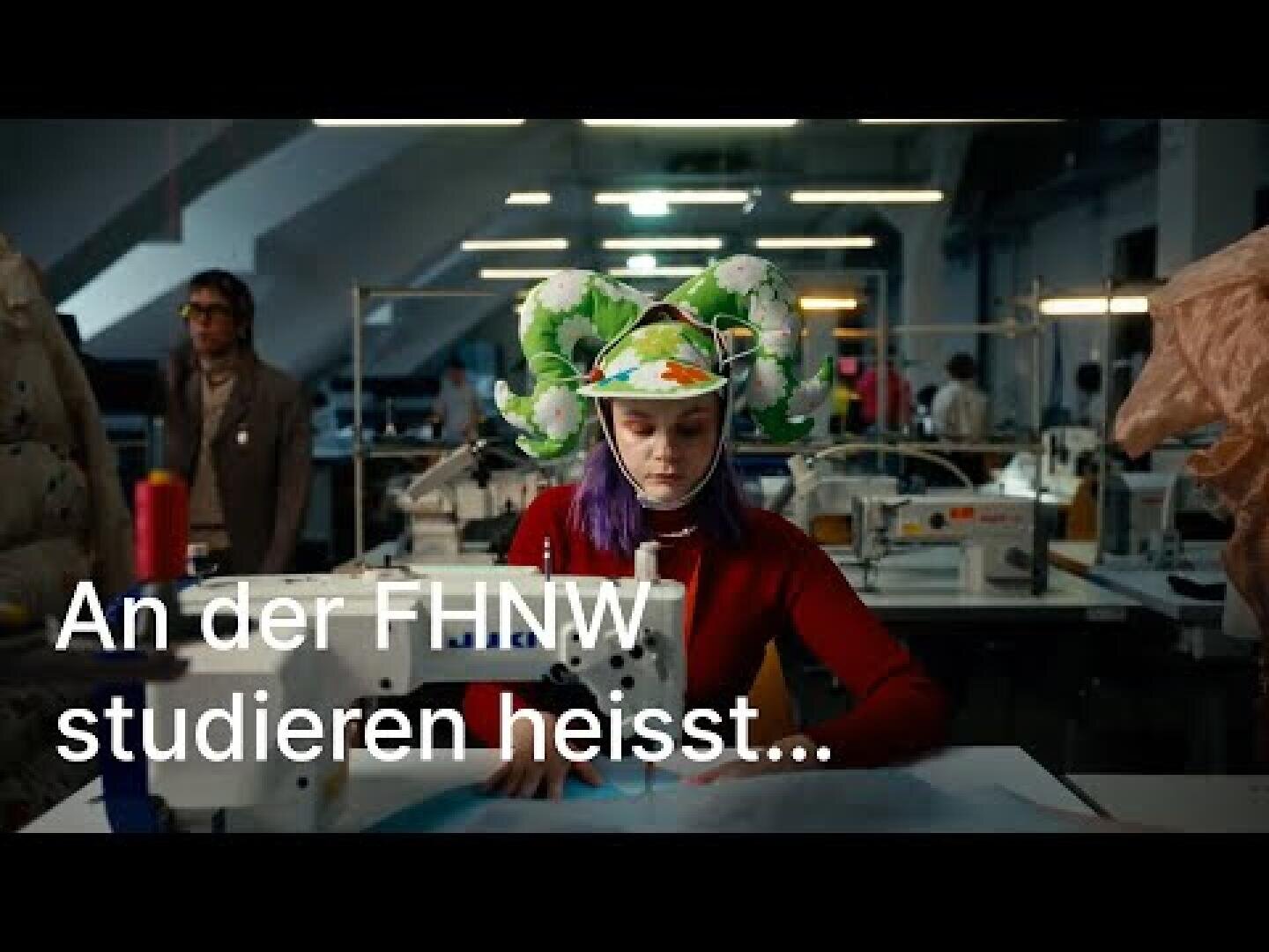 Eine Person mit lila Haaren, die einen mit grünen und weißen Blumen verzierten Hut trägt, sitzt in einer Werkstatt an einer Nähmaschine. Der deutsche Text lautet: „An der FHNW studieren heißt...“.