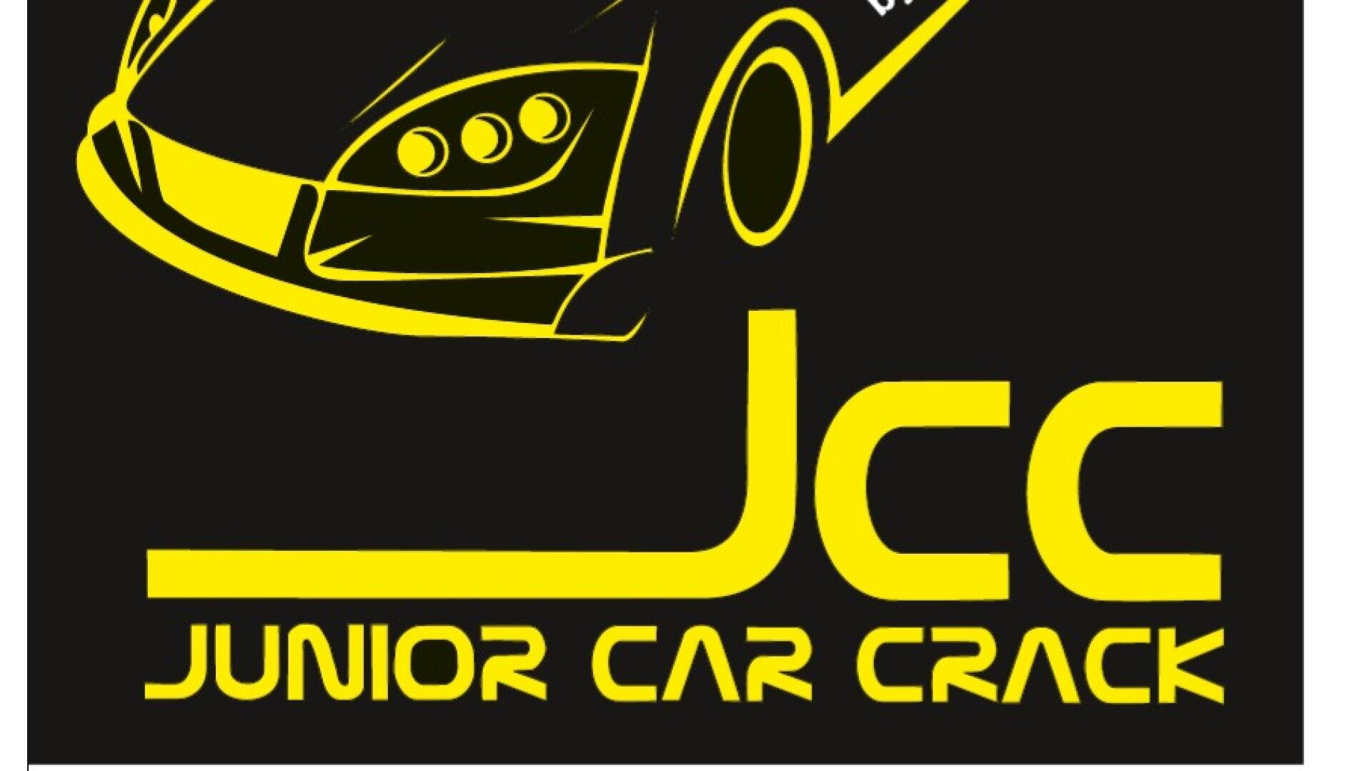 Gelber Umriss eines Sportwagens über einem fettgedruckten gelben Schriftzug mit der Aufschrift „Jcc JUNIOR CAR CRACK“ auf schwarzem Hintergrund.