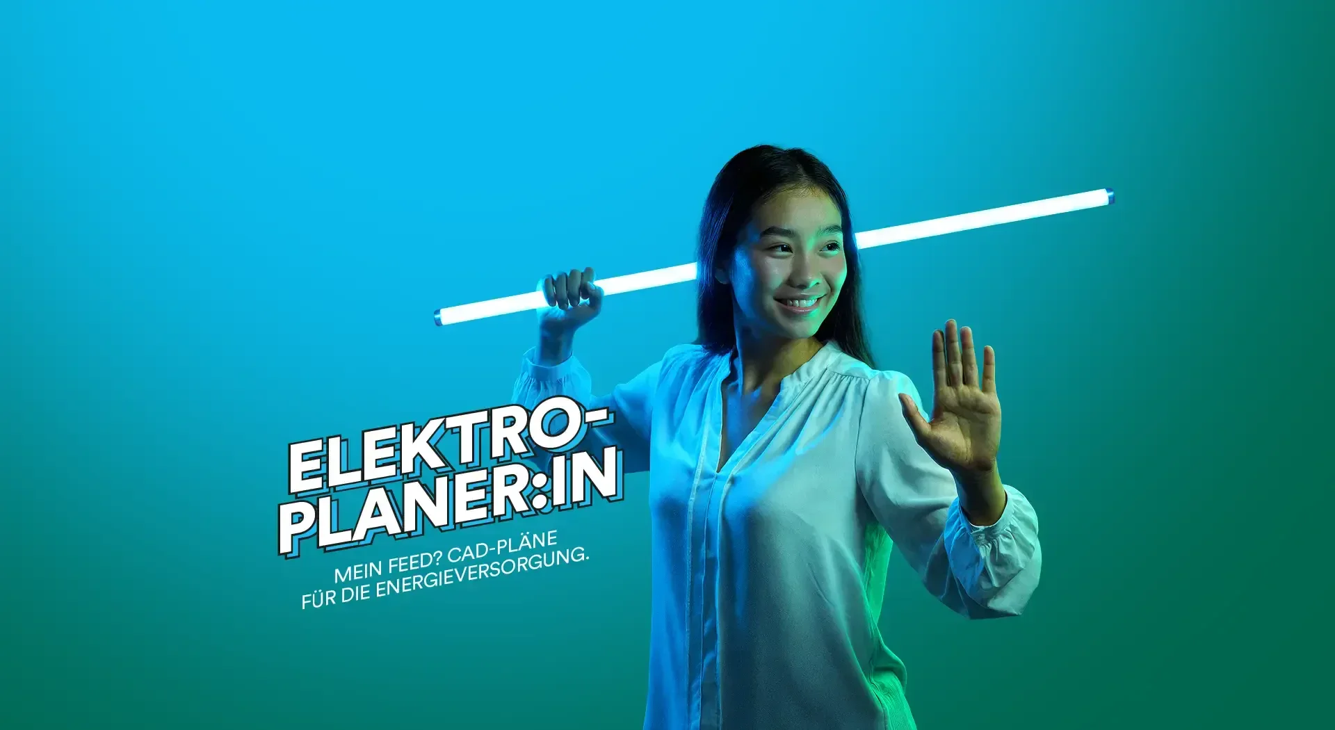 Eine lächelnde Frau hält eine leuchtende Leuchtstoffröhre über ihre Schulter, daneben steht der Text: ELEKTRO-PLANER:IN. MEIN FEED? CAD-PLÄNE FÜR DIE ENERGIEVERSORGUNG.