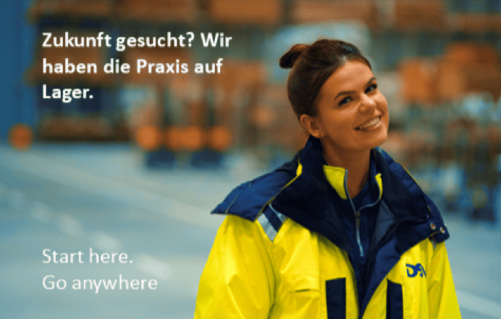 Eine lächelnde Frau in einer gelben Arbeitsjacke steht in einem Lagerhaus. Ein Text auf Deutsch und Englisch wirbt für praktische Erfahrungen und den Berufseinstieg.