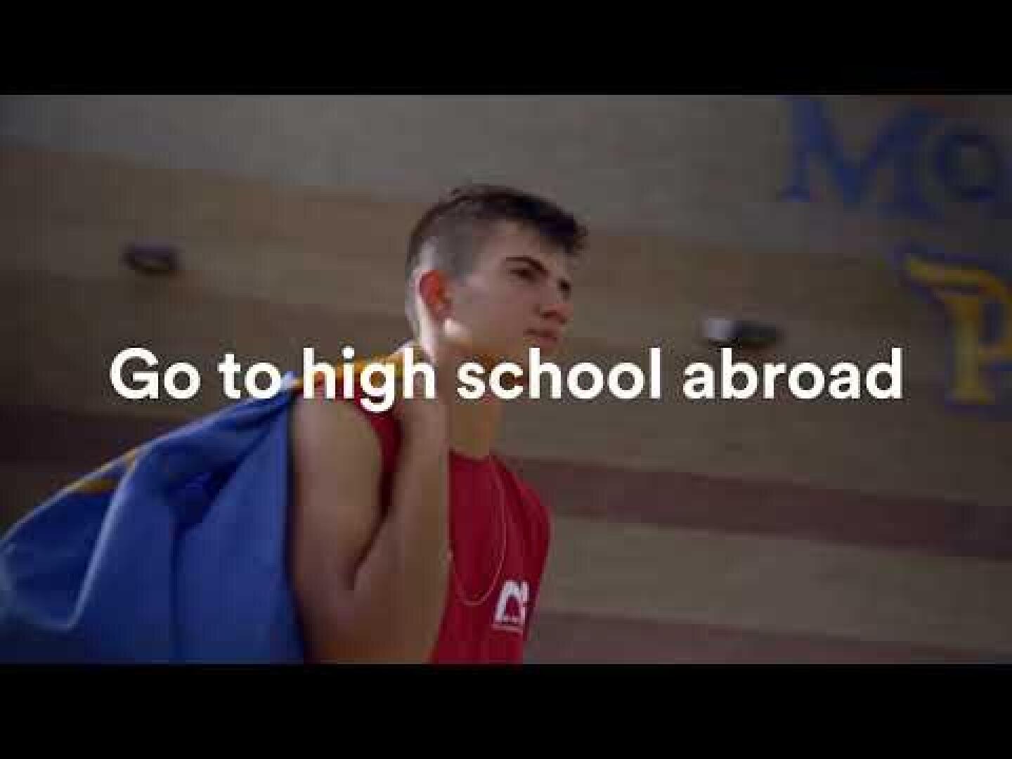 Ein Teenager in einem roten, ärmellosen T-Shirt trägt eine blaue Tasche über der Schulter; auf dem Bild steht der Schriftzug „Go to high school abroad“. Im Hintergrund ist ein Schulgebäude zu sehen.