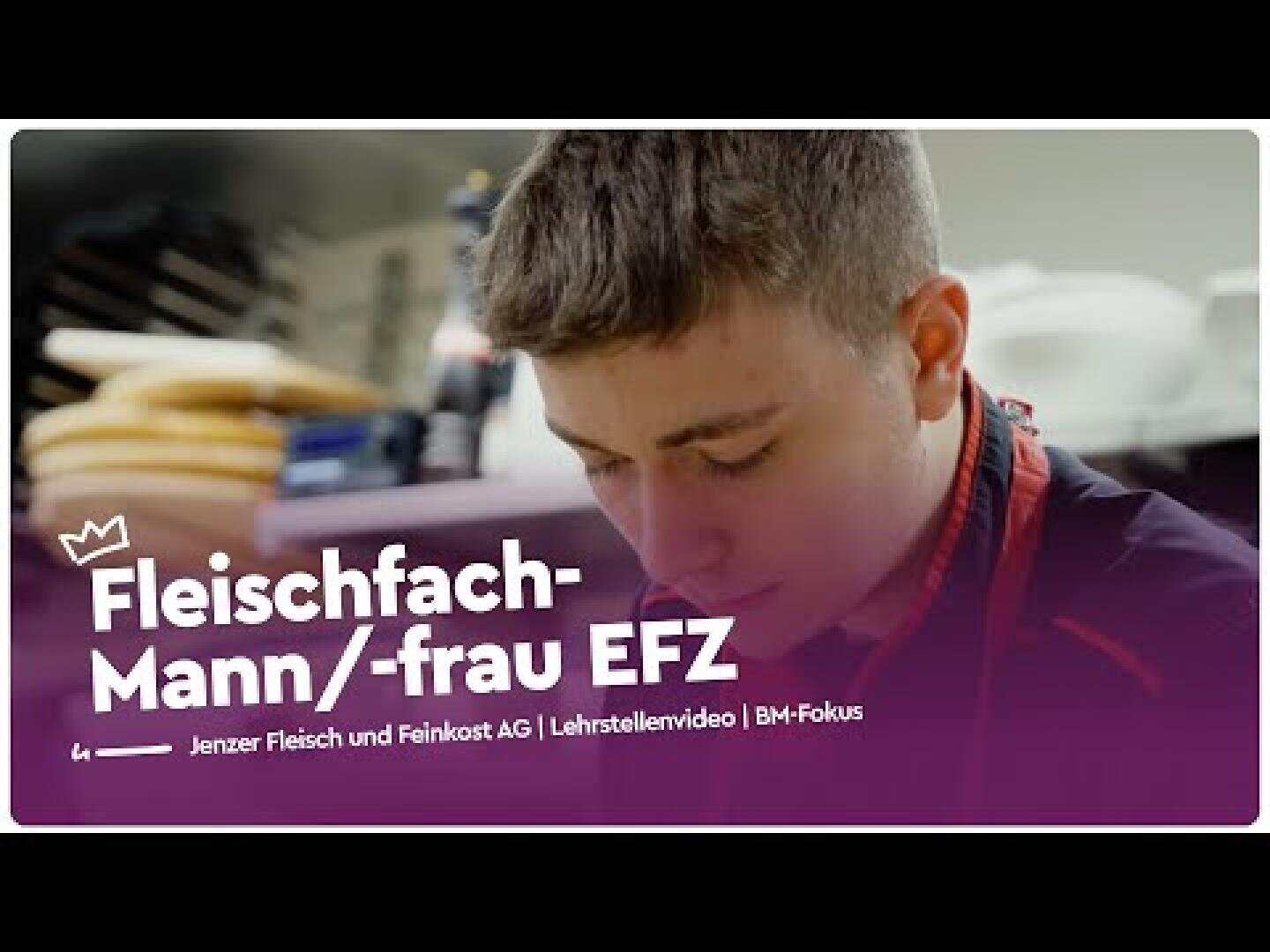Ein junger Mensch in einer dunklen Uniform arbeitet konzentriert in einer Küche. Der deutsche Text auf dem Bild lautet „Fleischfachmann/-frau EFZ“, darunter befinden sich weitere Informationen zum Unternehmen und zum Video.