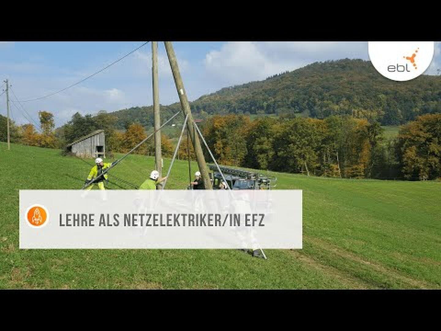 Mehrere Arbeiter in Schutzkleidung montieren oder reparieren Strommasten an einem grasbewachsenen Hang. Im Hintergrund sind Bäume und ein Hügel zu sehen. Die Einblendung lautet: Lehre als Netzelektriker/in EFZ.