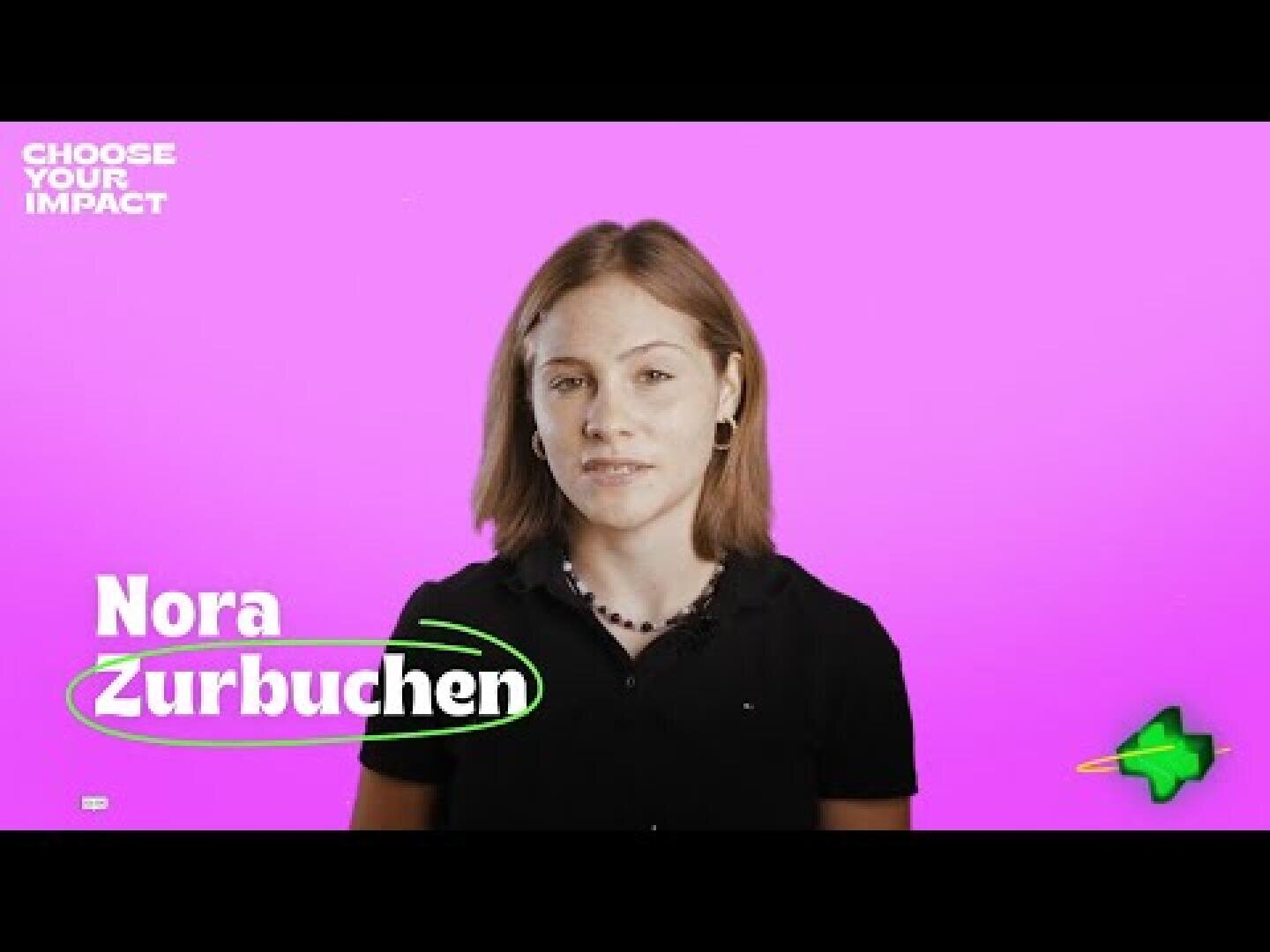 Eine junge Frau namens Nora Zurbuchen steht vor einem leuchtend pinkfarbenen Hintergrund, auf dem in der Ecke der Schriftzug Choose Your Impact zu sehen ist.