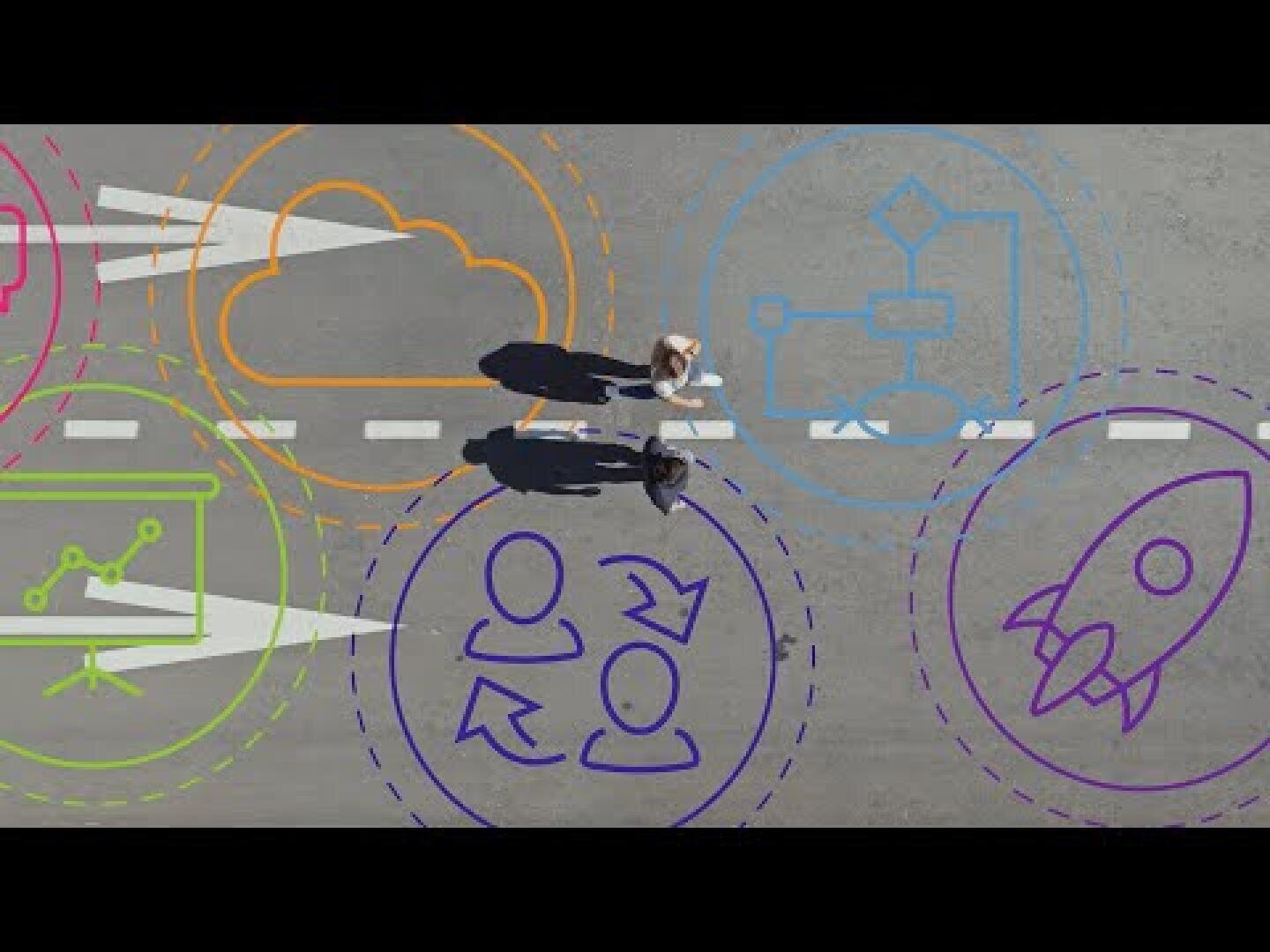 Zwei Personen überqueren eine Straße, auf der bunte digitale Symbole wie eine Rakete, eine Wolke, ein Flussdiagramm, ein Diagramm und Menschen zu sehen sind, die für Technologie, Wirtschaft und Zusammenarbeit stehen.